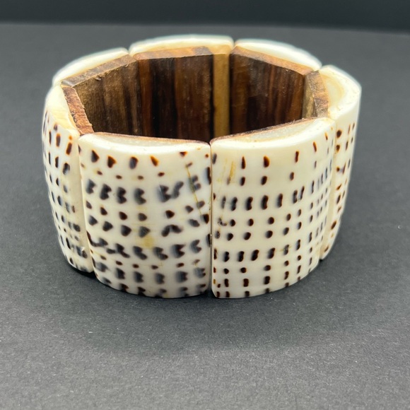 Leopard Shell Stretchable Bracelet NWT ๐ ๐ - Picture 3 of 6